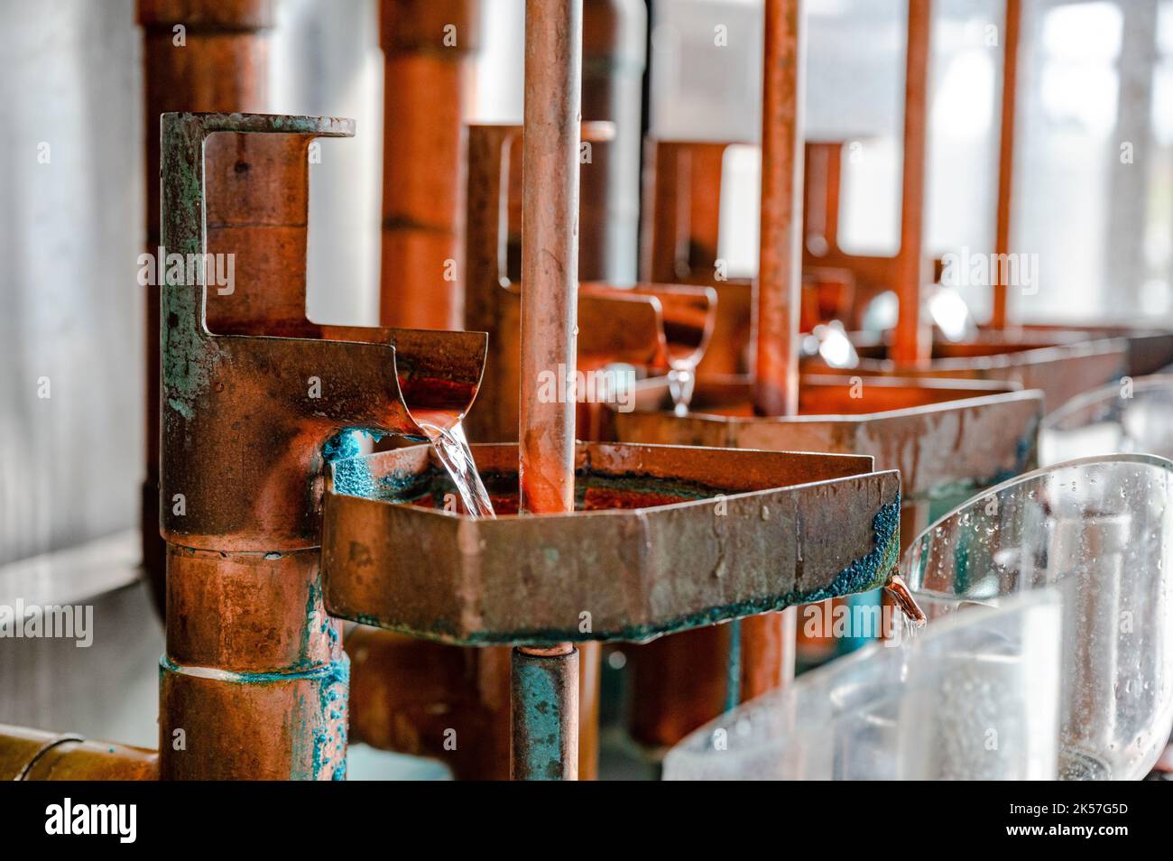 Trennung von Kopf, Herz und Schwanz in der Destillation in den Kupferstills in einer Whisky-Destillerie Stockfoto