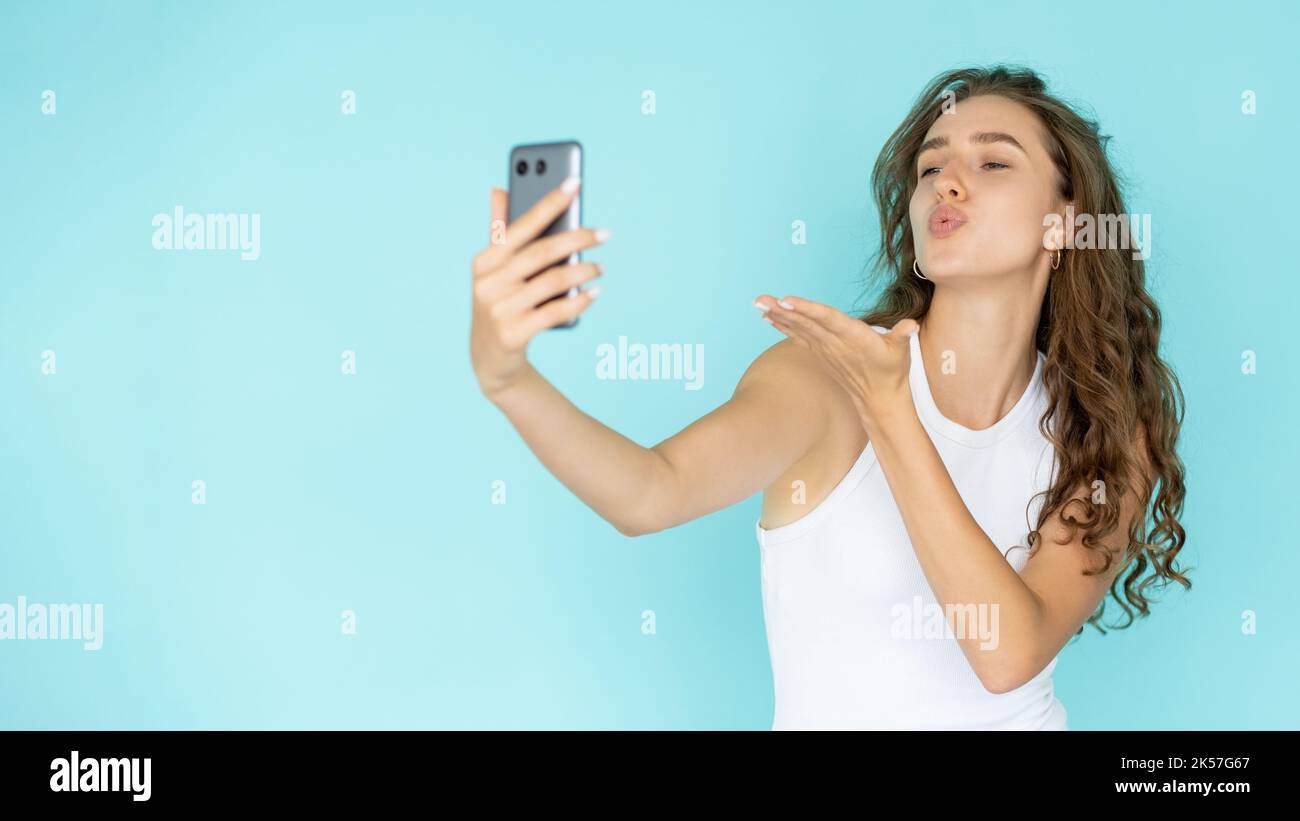 Mobile Selfie romantische Frau senden Liebe hübsch Stockfoto