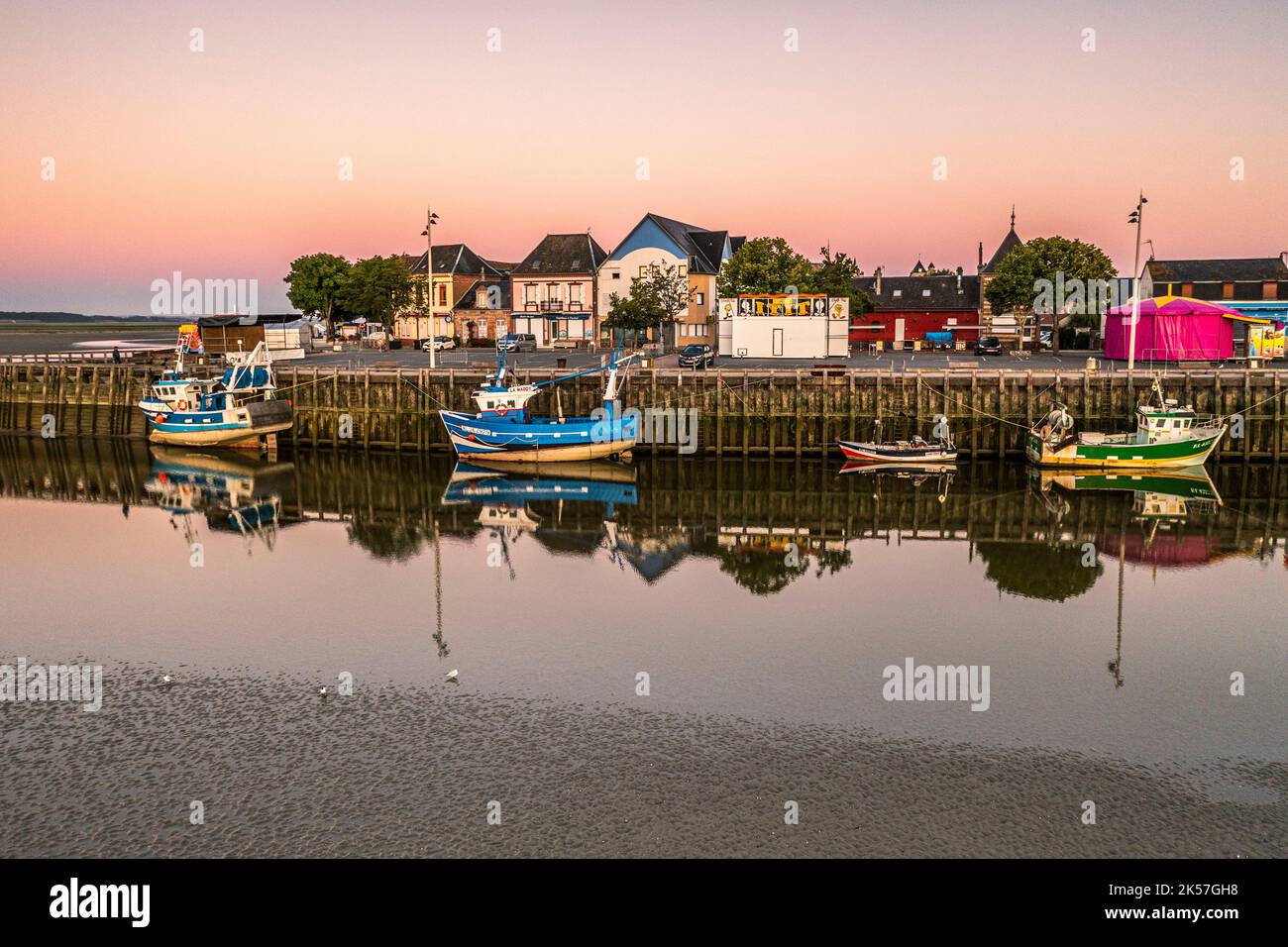 Frankreich, Somme, Baie de Somme, Le Crotoy, Morgendämmerung über dem Dorf Le Crotoy, seinem kleinen Hafen, und den umliegenden Hügeln, wo die Ströme Wind (Luftaufnahme) Stockfoto