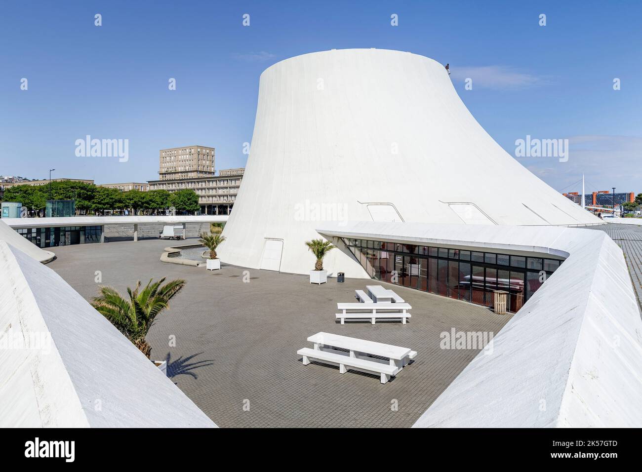 Frankreich, seine-Maritime, Le Havre, Stadtzentrum, das zum UNESCO-Weltkulturerbe gehört, Festival a Summer in Le Havre, Installation von Mark Jenkins auf Le Volcan, Aufführungshalle, entworfen vom Architekten Oscar Niemeyer Stockfoto