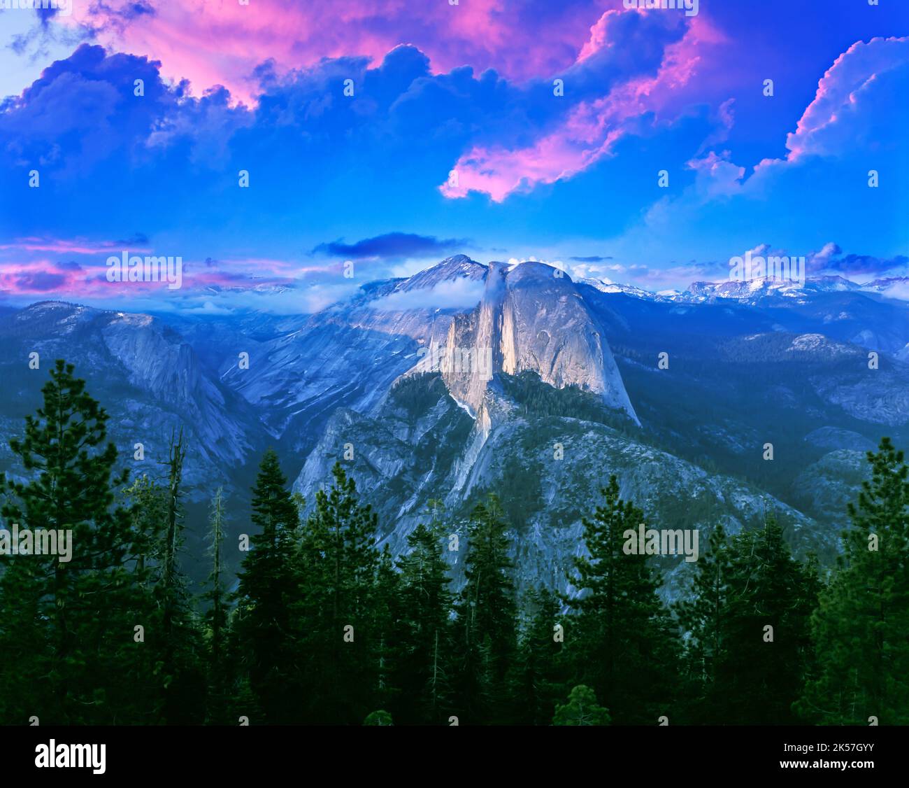 2001 HISTORISCHE PINIEN HALBKUPPEL VOM GLACIER POINT YOSEMITE VALLEY NATIONAL PARK CALIFORNIA USA Stockfoto