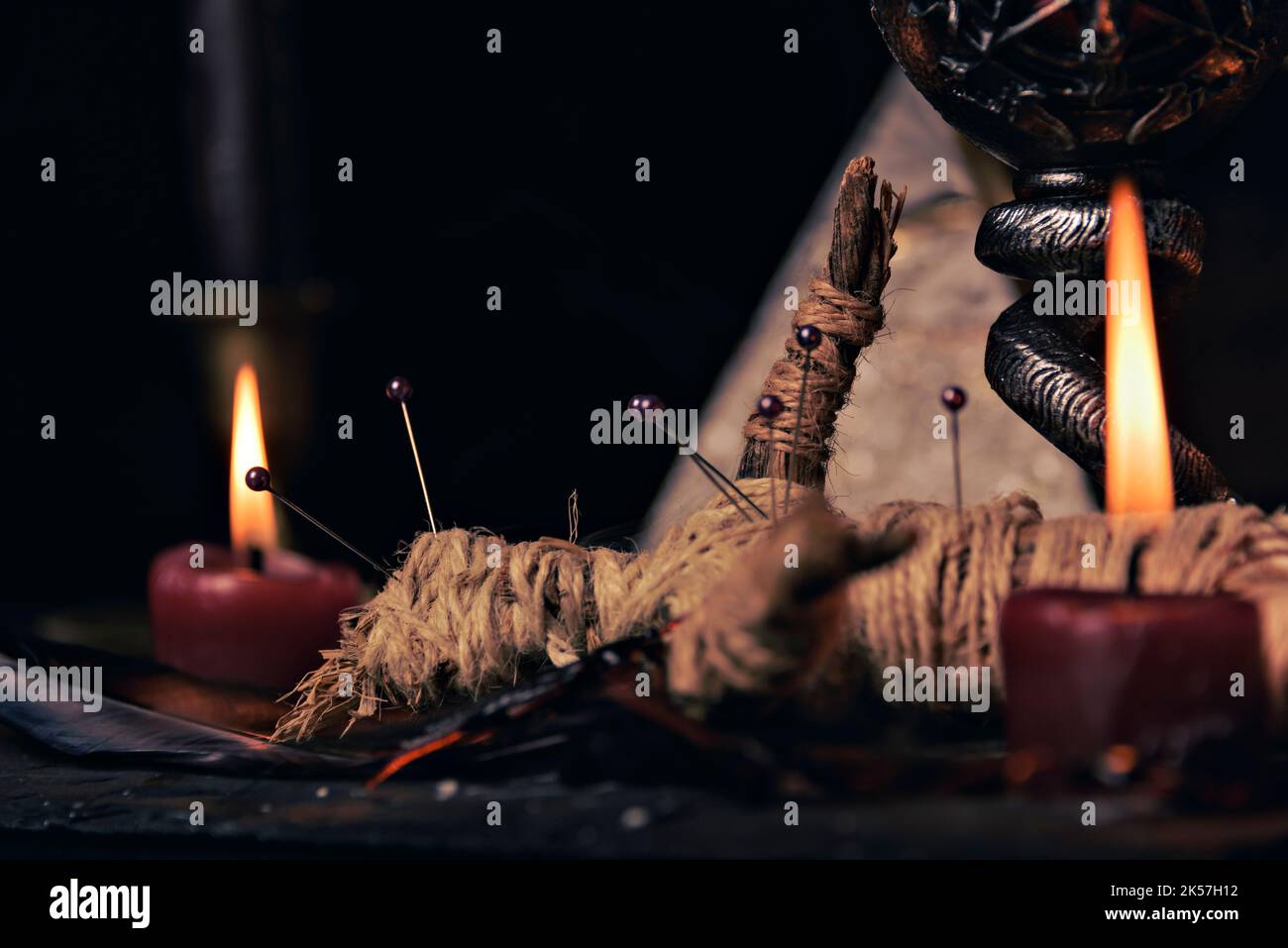 Hexerei Komposition mit brennenden Kerzen, Schmuck und Pentagramm Symbol. Halloween und okkultes Konzept, schwarzes magisches Ritual. Stockfoto