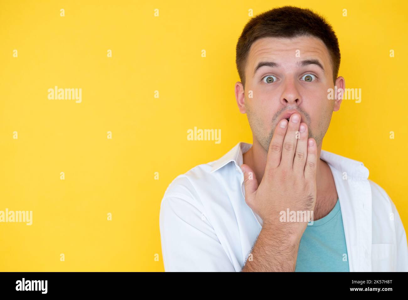 Unglaubliche Situation erstaunt Mann Unglauben Gesicht Stockfoto