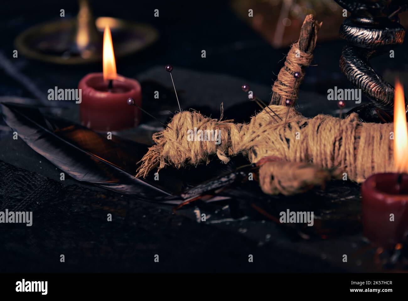 Hexerei Komposition mit brennenden Kerzen, Schmuck und Pentagramm Symbol. Halloween und okkultes Konzept, schwarzes magisches Ritual. Stockfoto