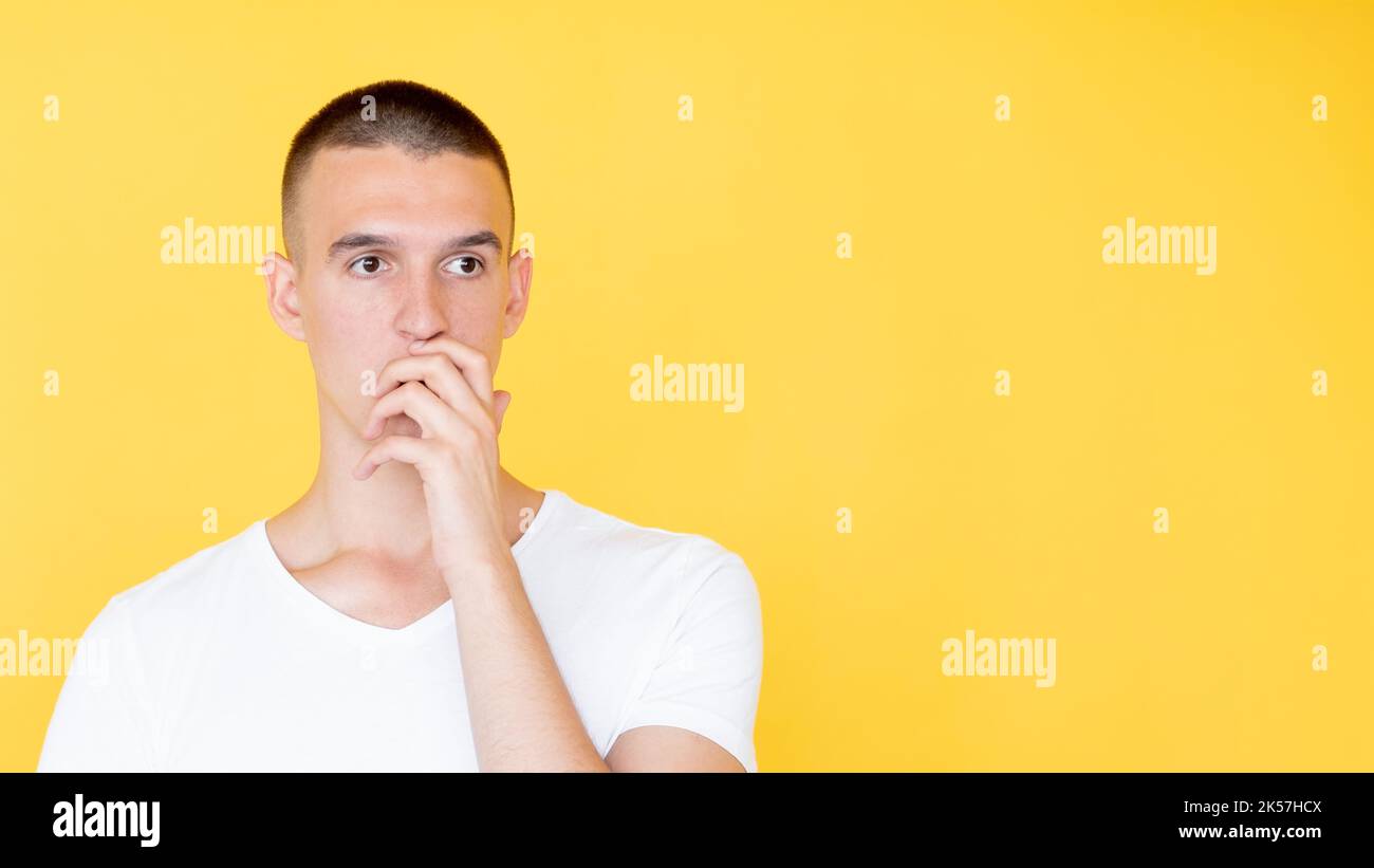 Unglaubliche Situation schockiert Mann Unglauben Gesicht Stockfoto