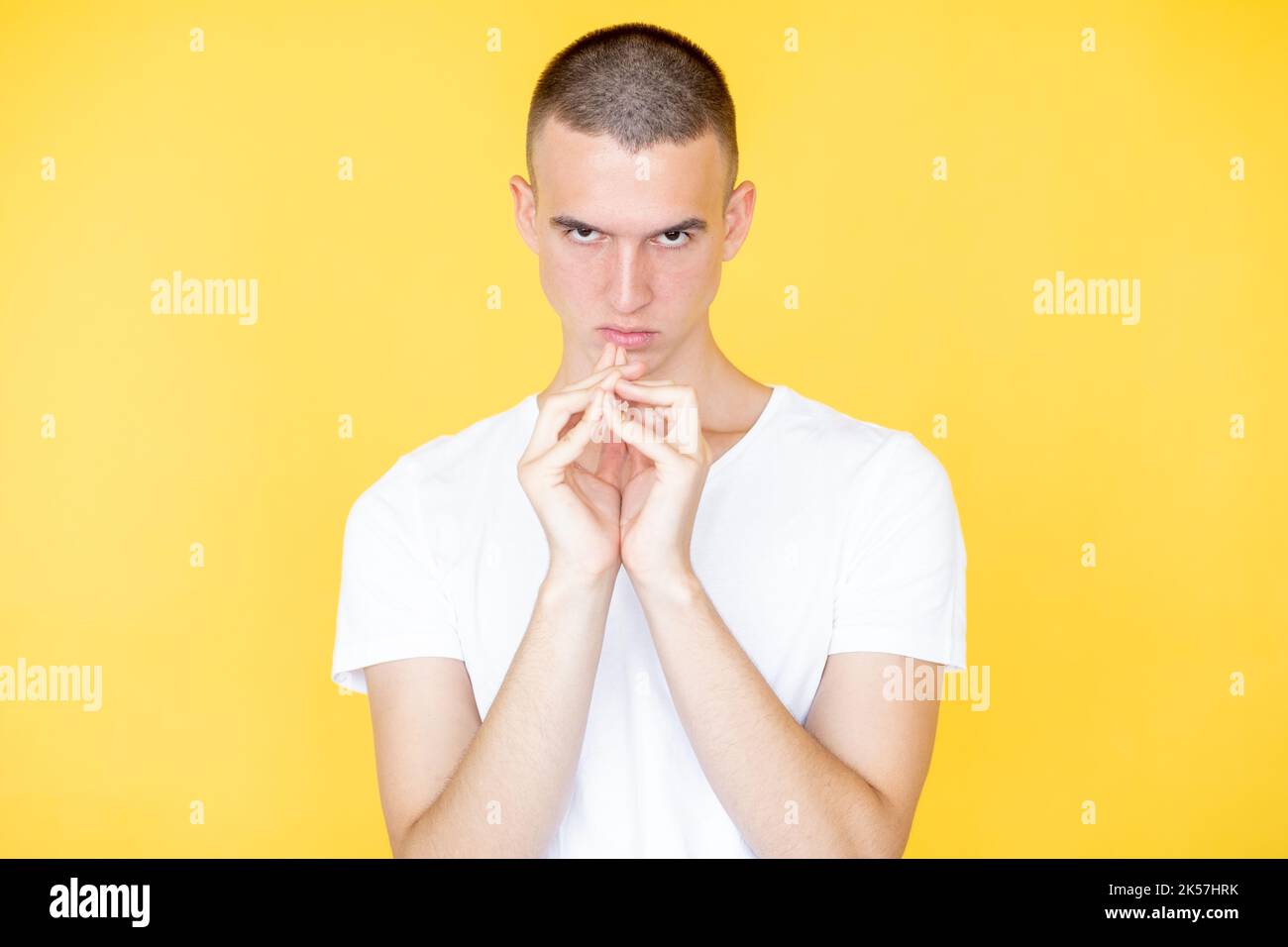 Verschwörer Mann böse Plan Gesicht Ausdruck wütend Stockfoto