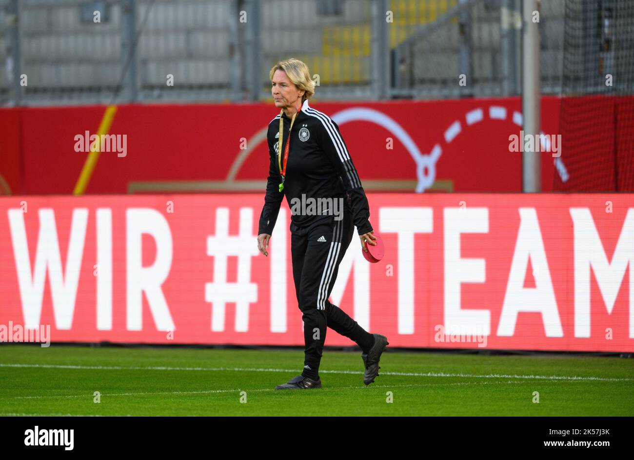 Dresden, Deutschland. 06. Oktober 2022. Fußball: Nationalmannschaft, Frauen, Abschlusstraining vor dem Länderspiel zwischen Deutschland und Frankreich im Rudolf-Harbig-Stadion. Nationaltrainerin Martina Voss-Tecklenburg hält Hüte in der Hand. Credit: Robert Michael/dpa - Nutzung nur nach schriftlicher Vereinbarung mit der dpa/Alamy Live News Stockfoto