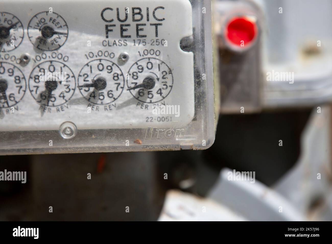 WASSERZÄHLER - 14. APRIL 2020: Nahaufnahme der Messwerte auf einem Wasserzähler. Stockfoto