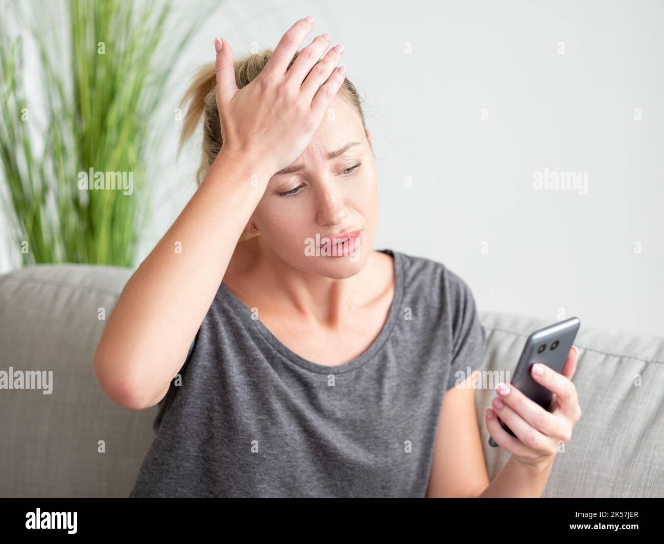 Erschöpfter Tag leiden Frau Online-Kommunikation Stockfoto