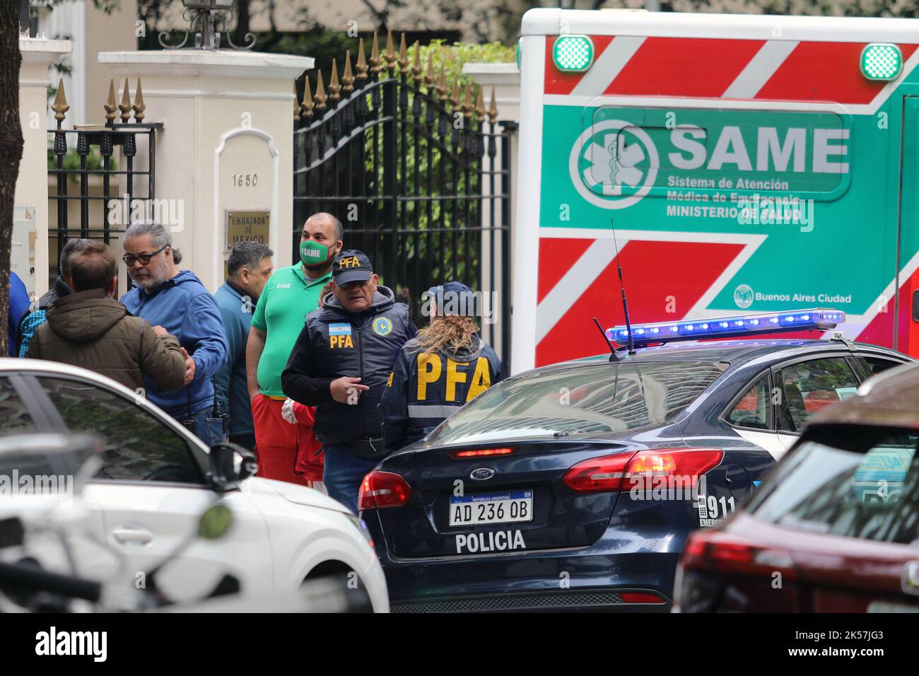 Buenos Aires, Buenos Aires, Argentinien. 6. Oktober 2022. Am Donnerstagmorgen wurde ein Mann in der mexikanischen Botschaft in Argentinien, die sich in der Arcos-Straße 1650 im Stadtteil Belgrano befindet, für fast fünf Stunden verbarrikadiert. Er ist ein ehemaliger Diplomat, der im Konsulat arbeitete und unter psychiatrischen Problemen leidet. (Bild: © Claudio Santisteban/ZUMA Press Wire) Stockfoto