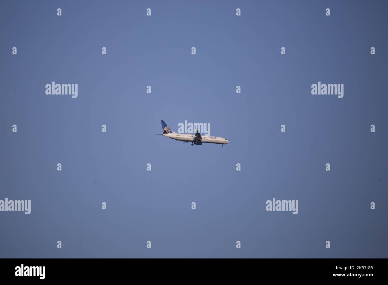 UNITED AIRLINES FLUGZEUG, AUSTIN, TEXAS/USA – AUGUST 16 2019: Flugzeug von United Airlines fliegt auf dem Weg zum oder vom Austin-Bergstrom Int über Kopf Stockfoto