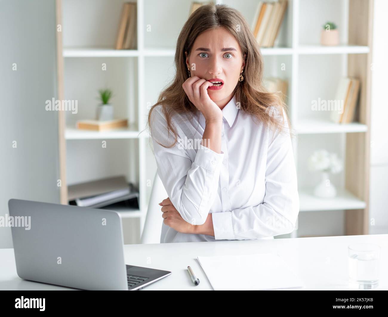 Beängstigende Emotion besorgt Frau Arbeit Problem erschrecken Stockfoto