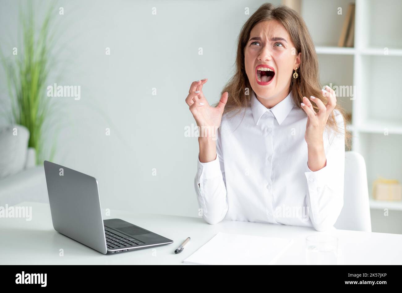Wütend Wut Büro Frau Arbeit Schwierigkeiten Stockfoto