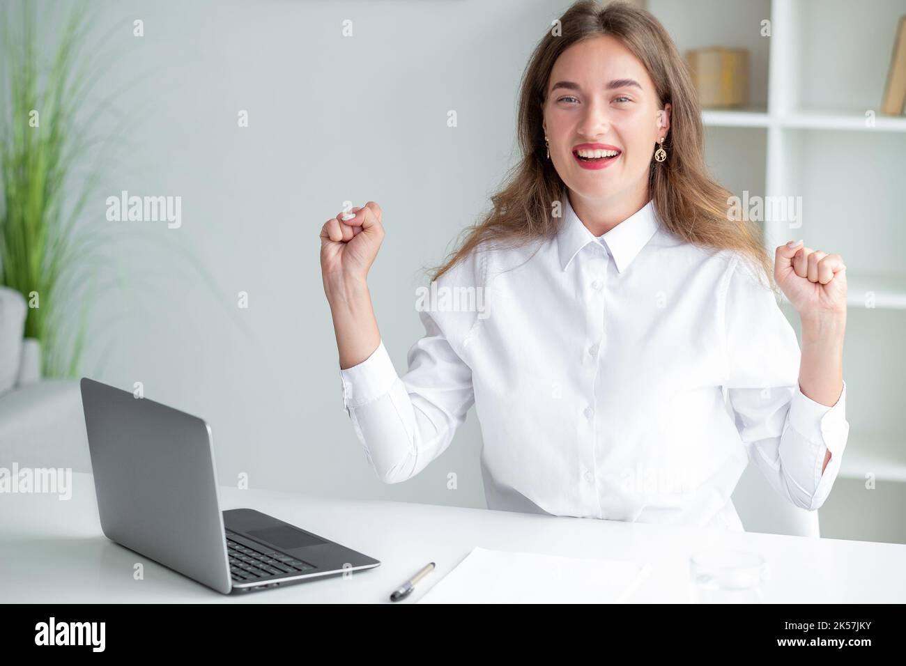 Projekterfolg glückliche Frau arbeiten Inspiration Stockfoto