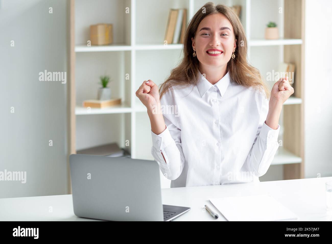 Ausdrucksstarke Freude Büro glückliche Frau arbeiten Inspiration Stockfoto