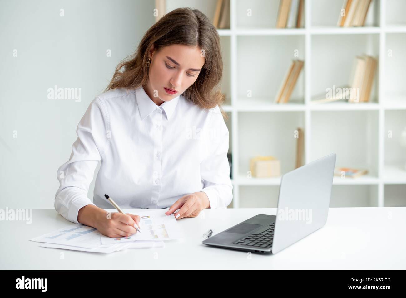 Büro arbeiten elegante Frau Alltag Stockfoto