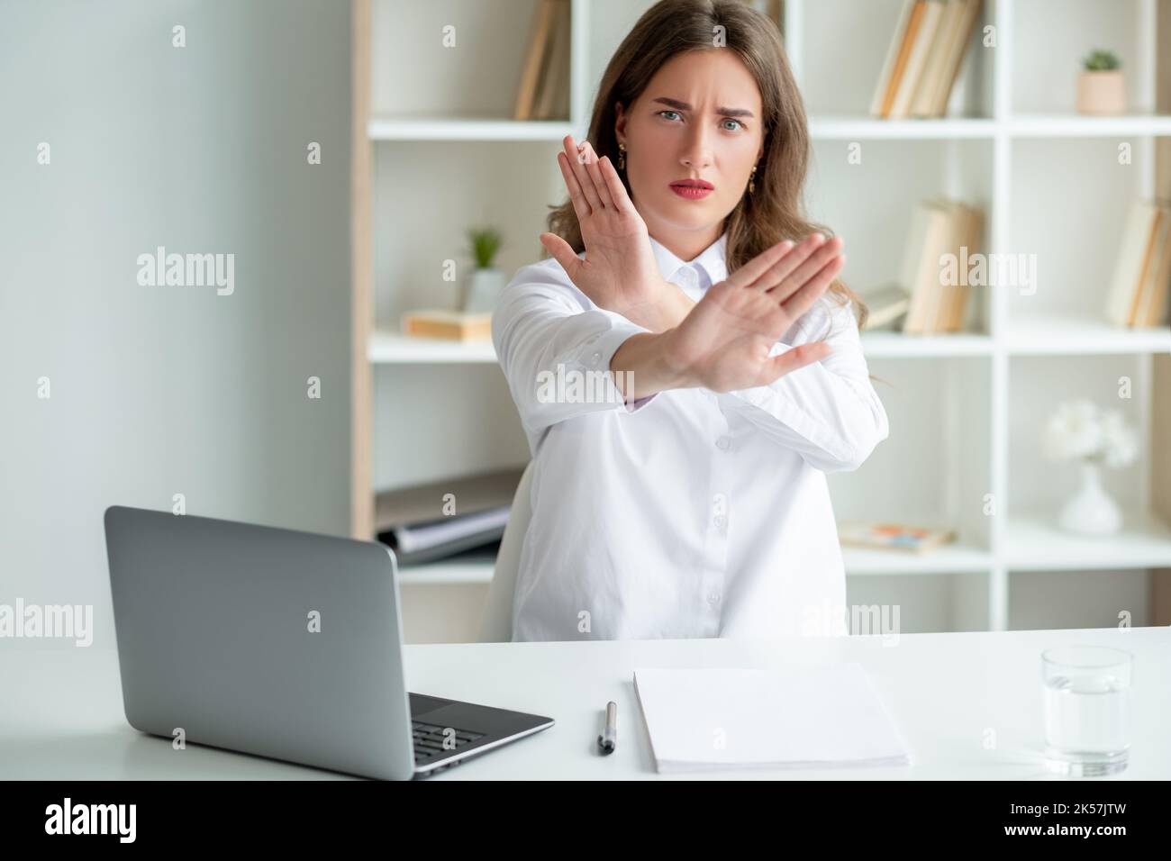 Stop Geste protestieren Frau unangenehme Arbeit Stockfoto