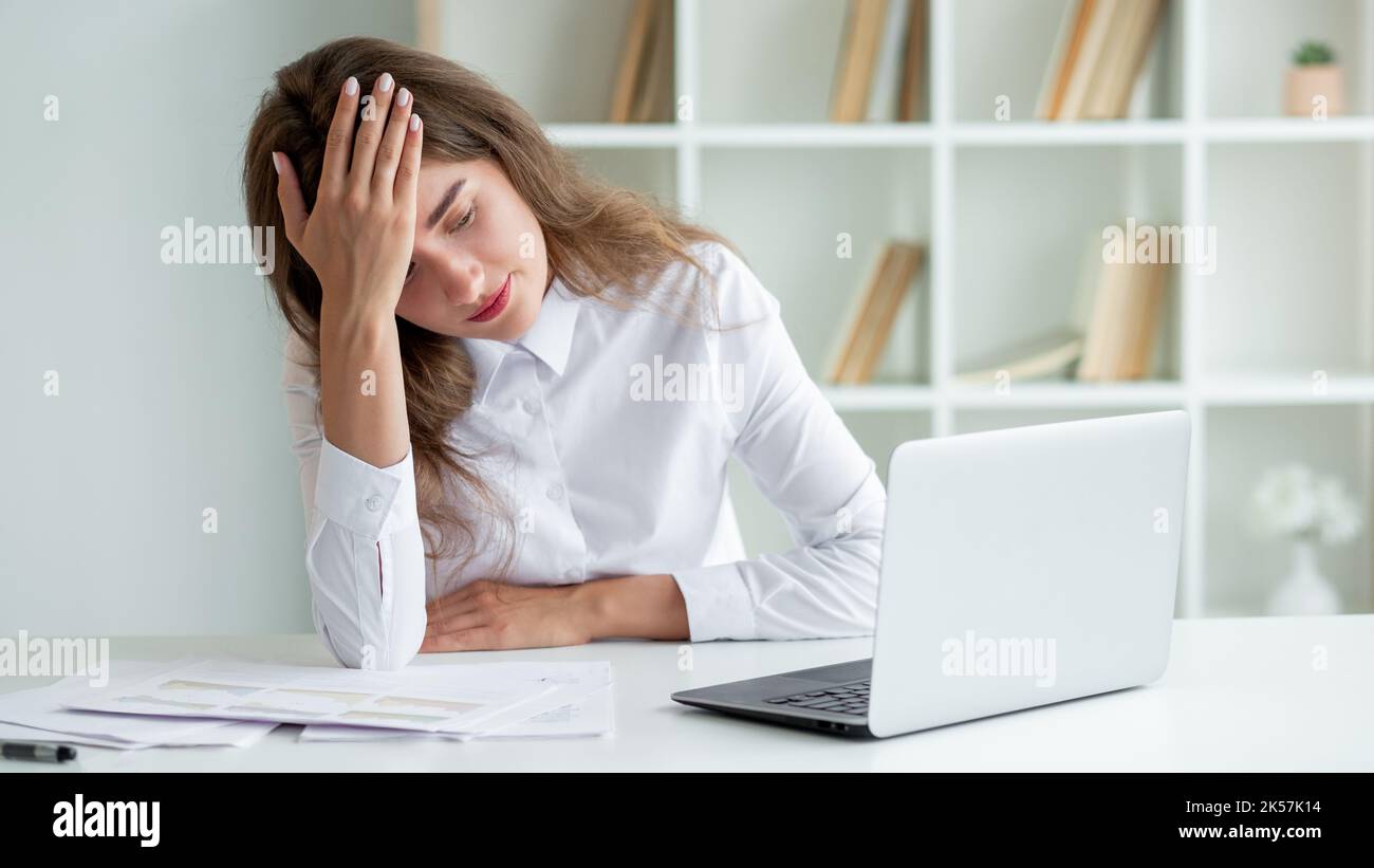 Arbeit Probleme müde Frau Online-Konferenz Stockfoto