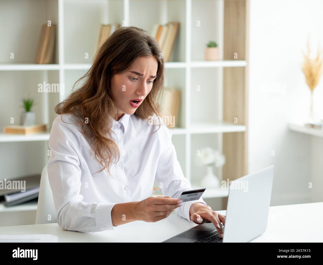 Zahlungsproblem Angst Frau Online-Gleichgewicht Stockfoto