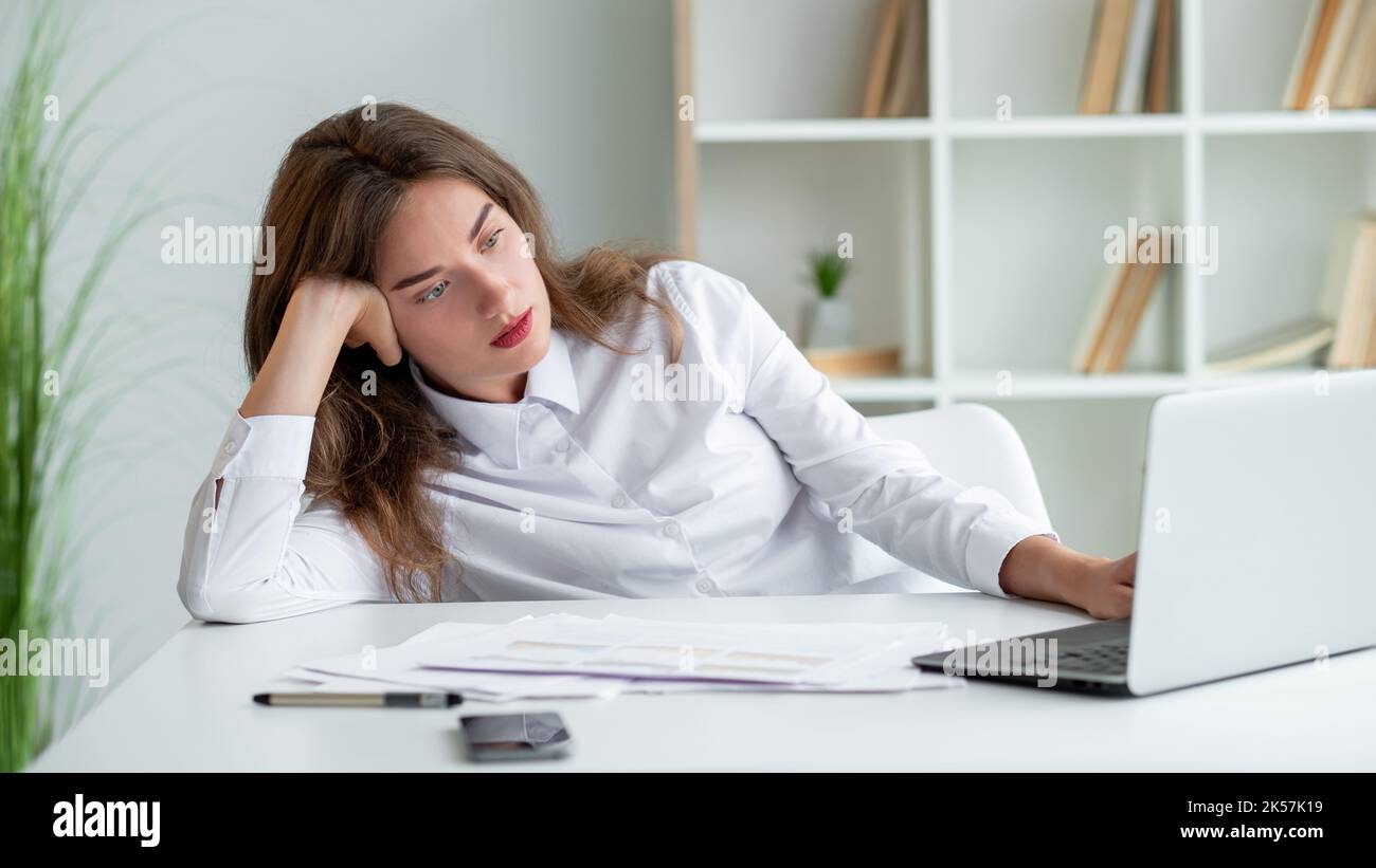 Online-Konferenz gelangweilte Frau Büroarbeit Stockfoto