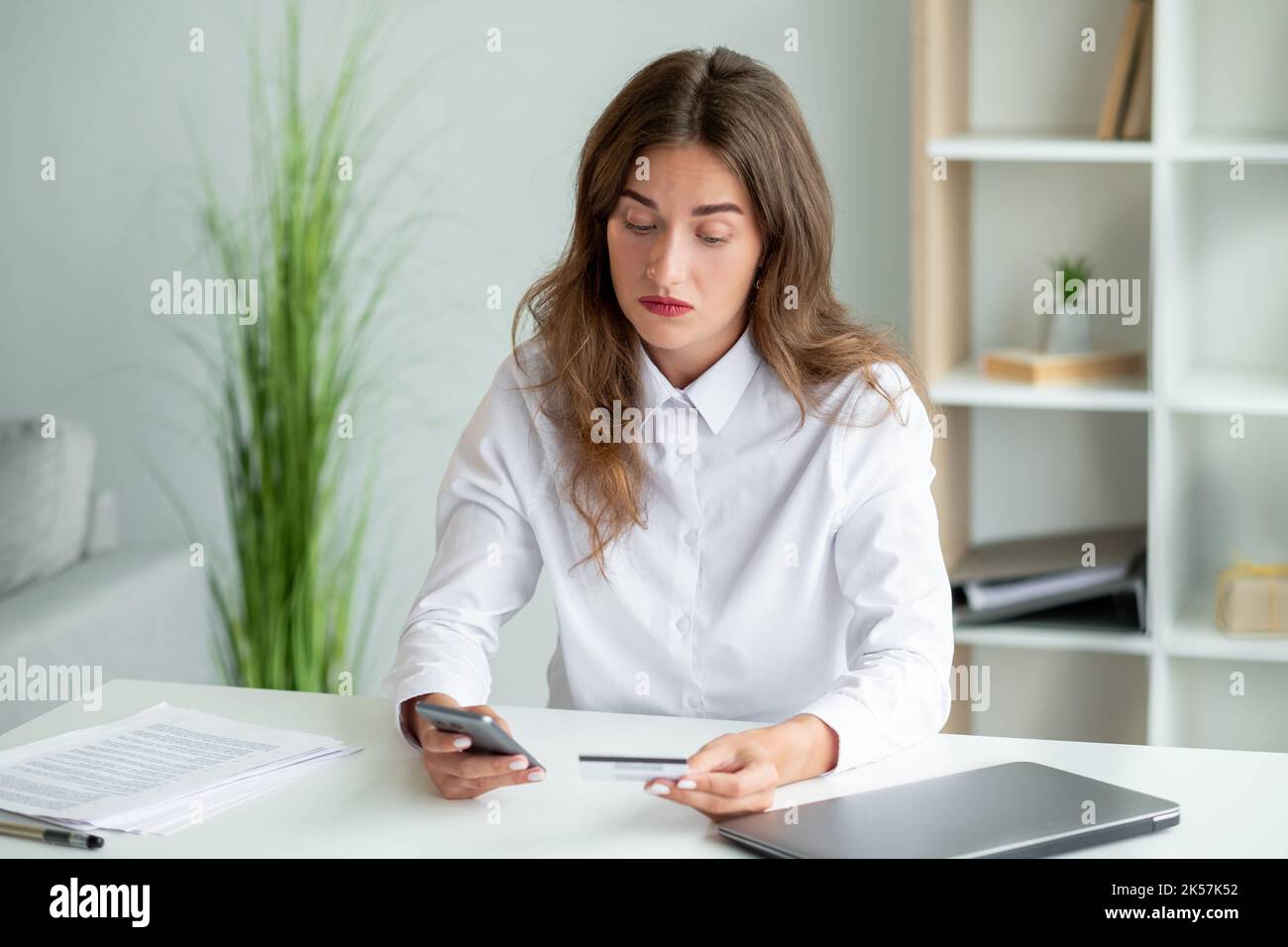 Online-Zahlungsbüro Frau mobile Anwendung Stockfoto