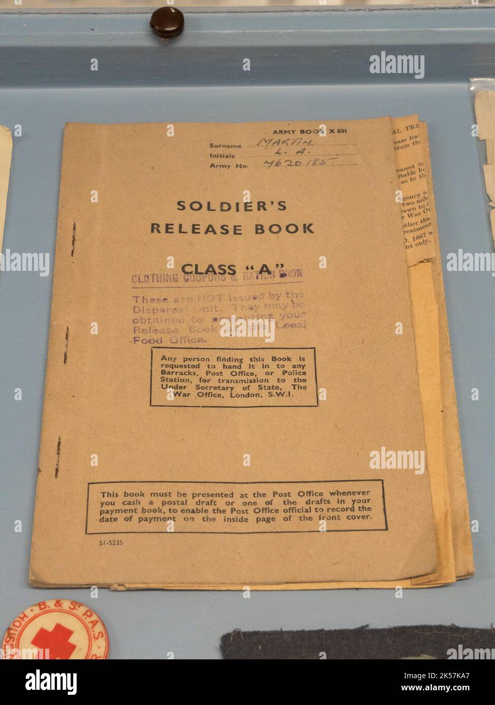 "Soldier's Release Book Class A", ausgestellt für Soldaten bei der Demobilisierung im RAF Manston History Museum, Ramsgate, Kent, Großbritannien. Stockfoto