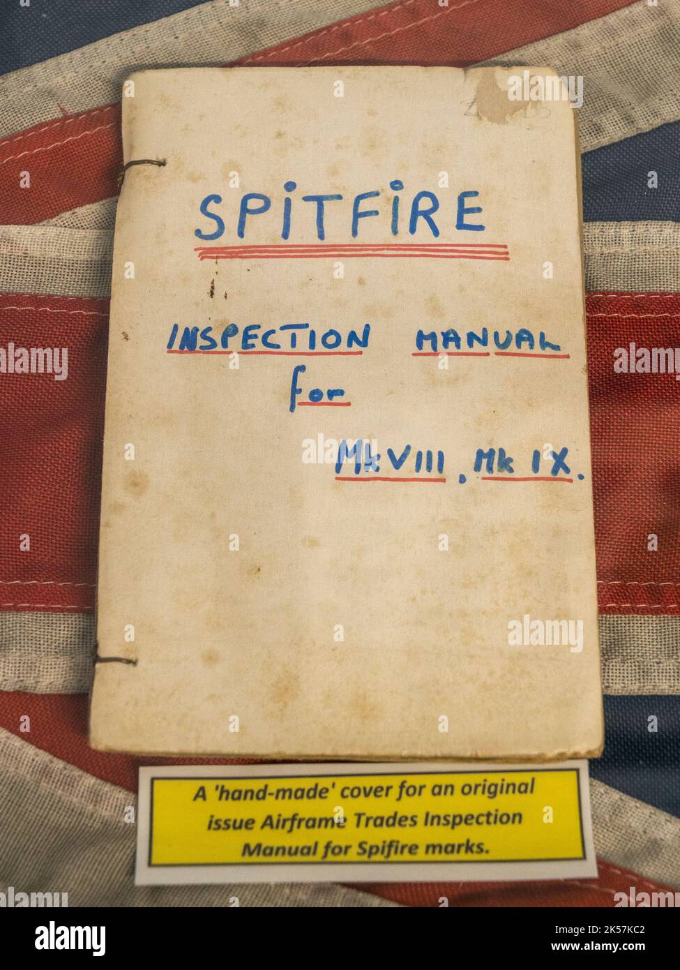 Hanmade Cover für ein Original Airframe Trades Inspektionshandbuch für die Mk VII & Mk IX Spitfire im RAF Manston History Museum, Ramsgate, Kent, Großbritannien. Stockfoto