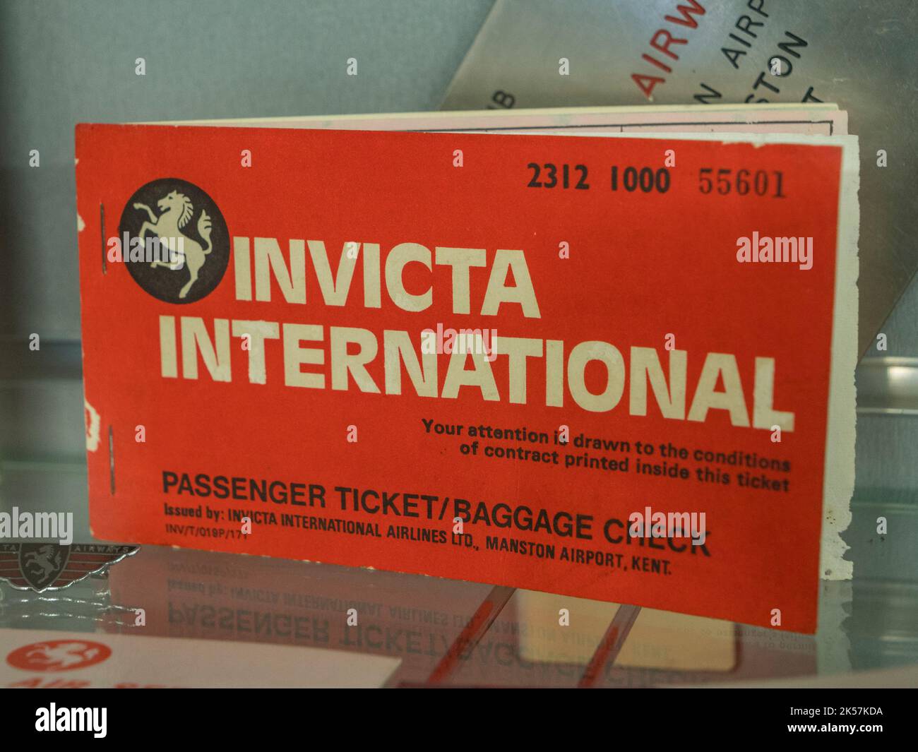 Ein Flugticket für Invicta International Airlines im RAF Manston History Museum, Ramsgate, Kent, Großbritannien. Stockfoto