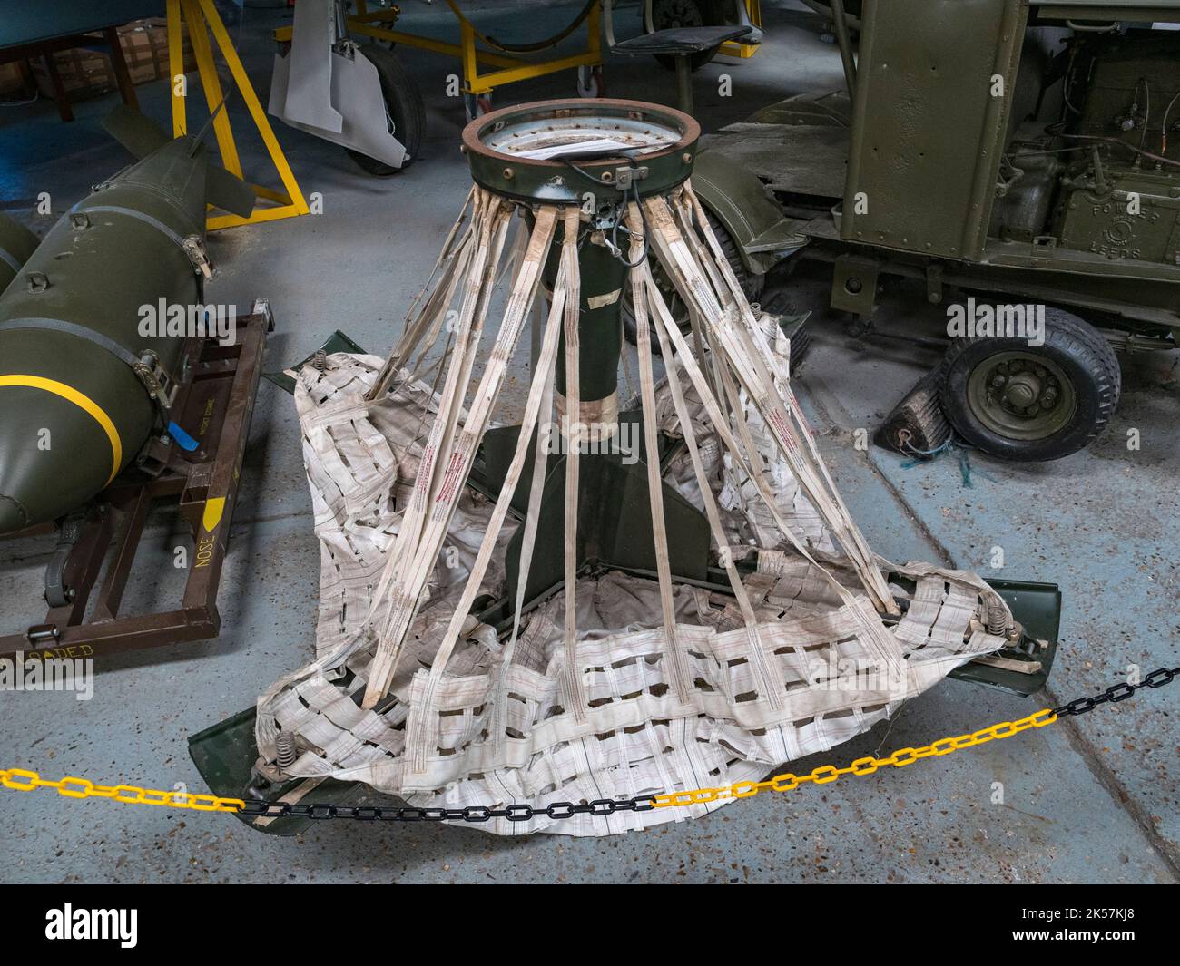 Ein Fallschirm mit offener Bombenhemmung, der für Tiefenbombenangriffe im RAF Manston History Museum, Ramsgate, Kent, Großbritannien, verwendet wurde. Stockfoto