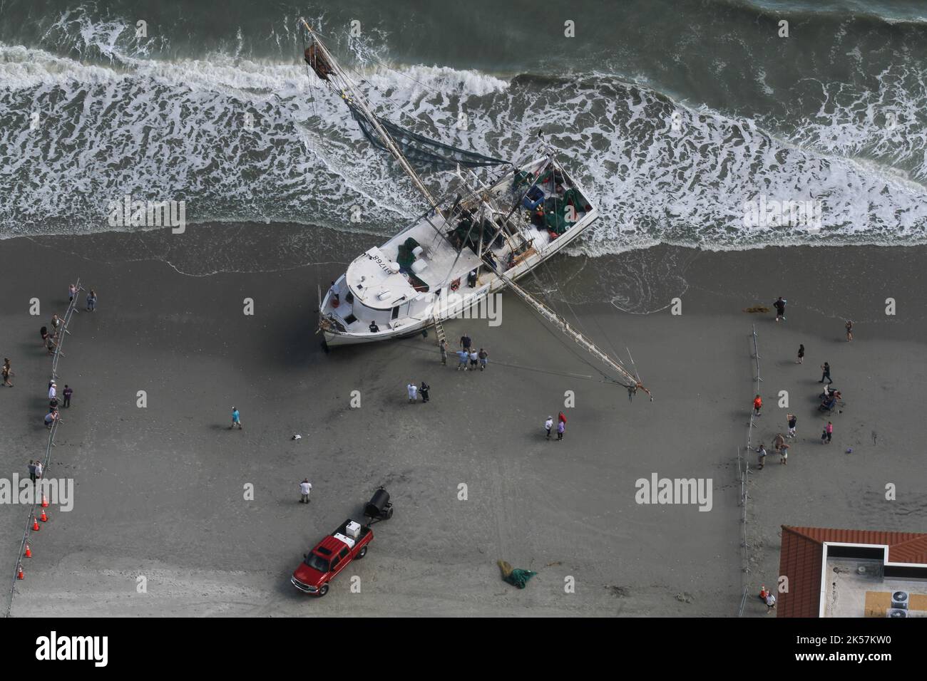 Myrtle Beach, Usa. 01. Oktober 2022. Luftaufnahme des aufgetragten Garnelenschleppers Shayna Michelle, der nach dem Kategorie-1-Durstflug Ian, 1. Oktober 2022 in Myrtle Beach, South Carolina, an einem öffentlichen Strand auf Grund gelaufen ist. Die Sturmflut vom Hurkan Ian drückte das Schiff auf einen Strand entlang des Grand Strandes. Quelle: Sgt 1. Class Roby Di Giovine/US Army/Alamy Live News Stockfoto