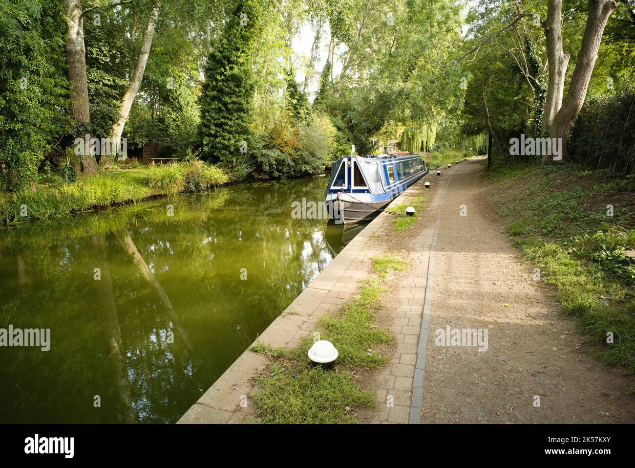 Narrowboat liegt auf dem Market Harborough am Grand Union Canal Stockfoto