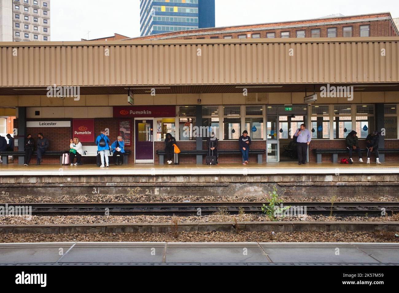 Bahnsteig am nicht elektrifizierten Bahnhof Leicester, von über die Gleise gesehen Stockfoto