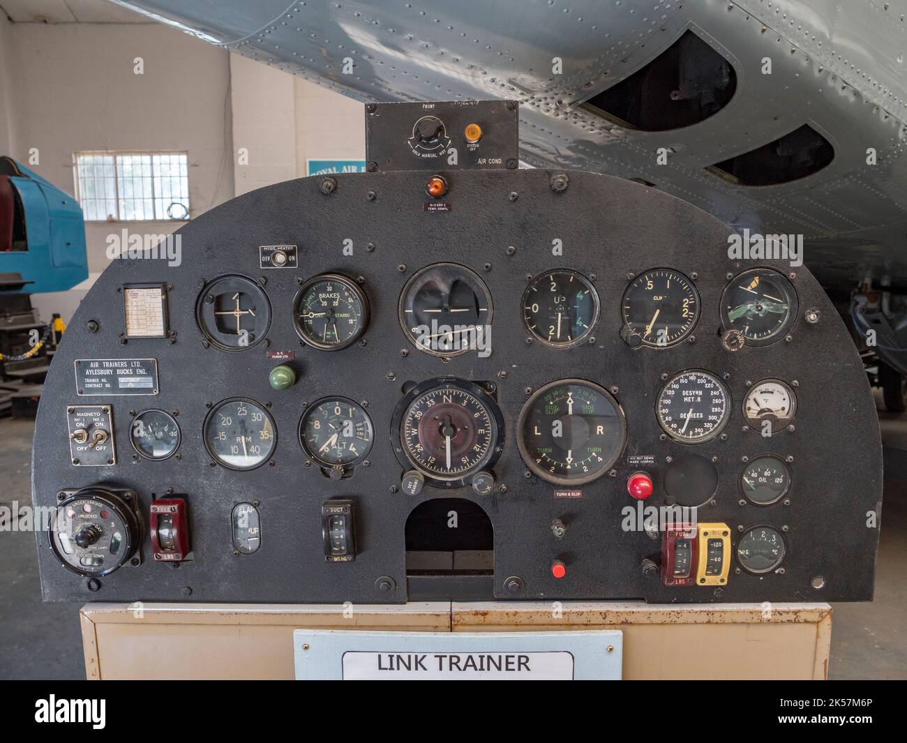 Das Instrumentenfeld in einem LINK-Trainer-Flugzeug im RAF Manston History Museum, Ramsgate, Kent, Großbritannien. Stockfoto