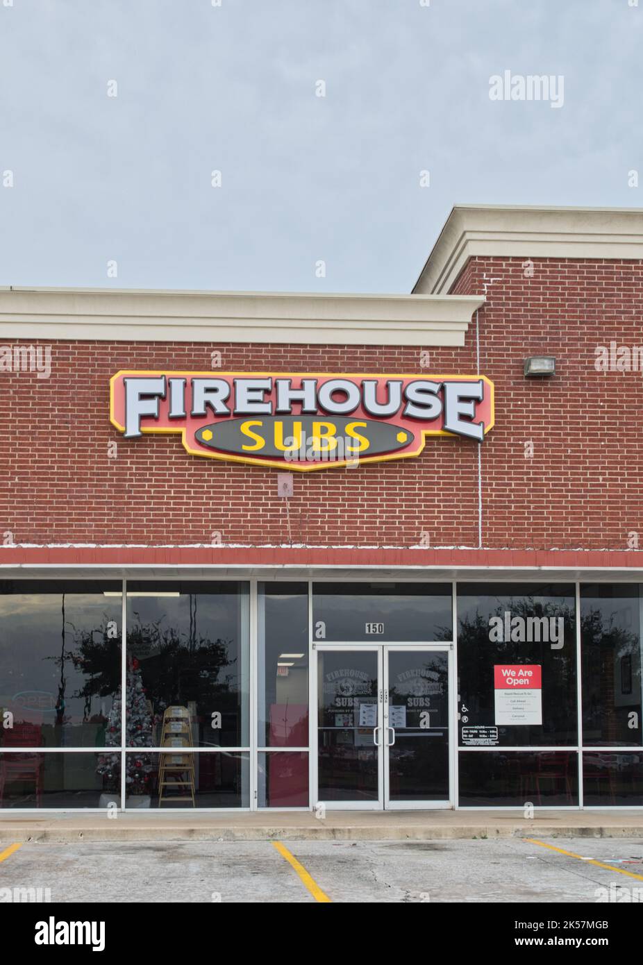 Houston, Texas USA 12-03-2021: Firehouse Subs Außenfassade des Geschäftshauses in Houston, TX. Die amerikanische Restaurantkette wurde 1994 gegründet. Stockfoto