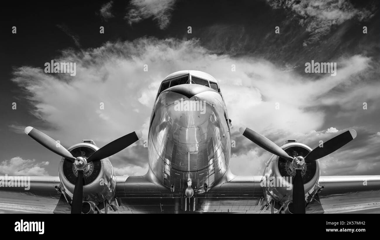 Historische Flugzeuge vor einem dramatischen Himmel Stockfoto