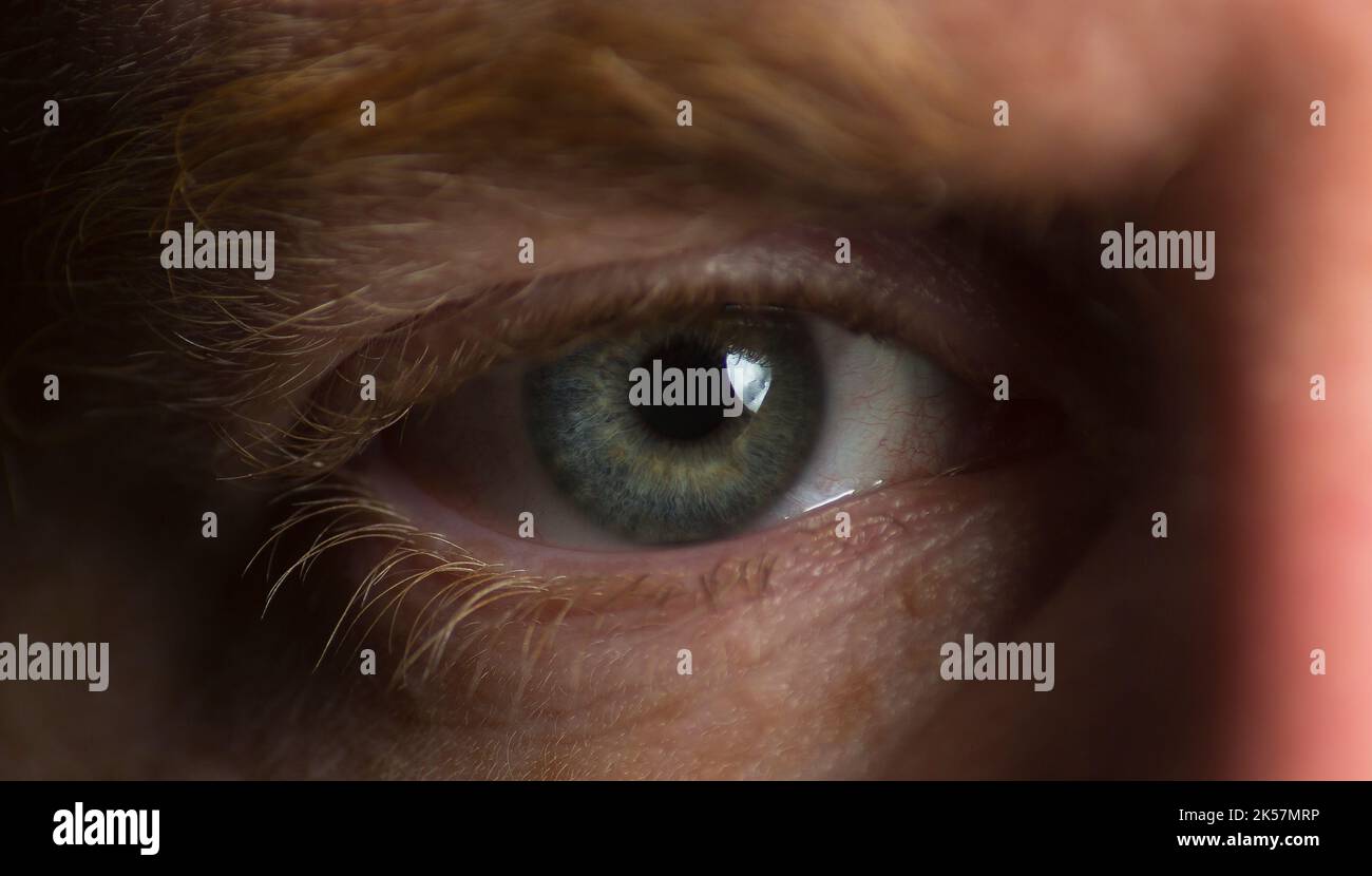 Nahaufnahme der männlichen Augen entspannt Stockfoto