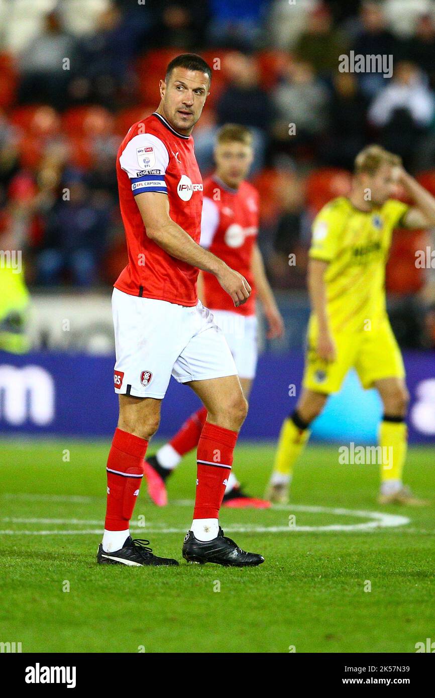 AESSAL New York Stadium, Rotherham, England - 5.. Oktober 2022 Richard Wood (6) von Rotherham - während des Spiels Rotherham gegen Millwall, Sky Bet Championship, 2022/23, AESSEAL New York Stadium, Rotherham, England - 5.. Oktober 2022 Credit: Arthur Haigh/WhiteRoseFotos/Alamy Live News Stockfoto