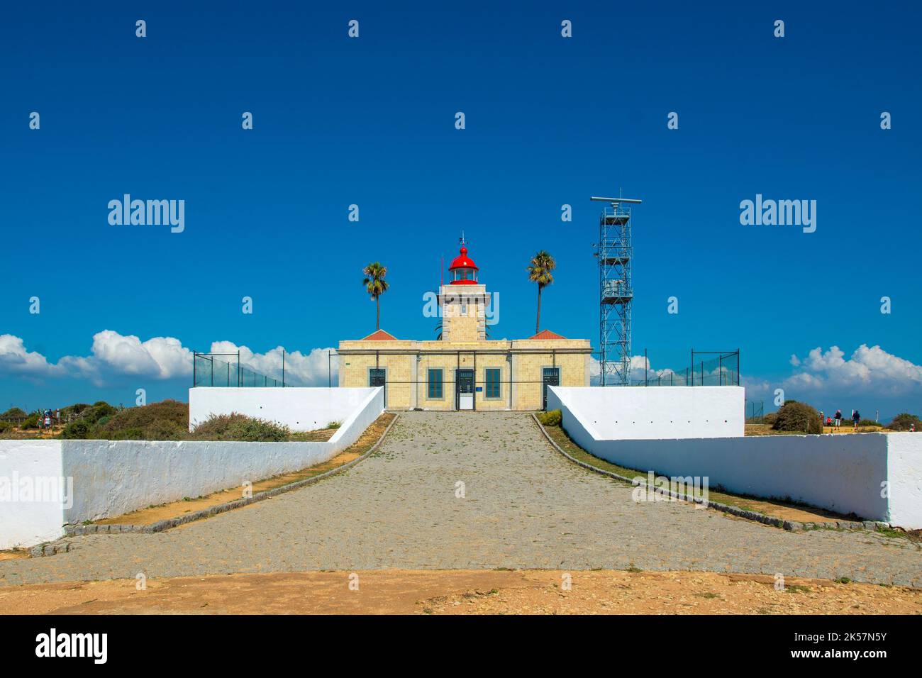 Cabo Sao Vicente, Portugal, September 2022: Blick auf den Leuchtturm von Cabo Sao Vicente in Portugal. Stockfoto