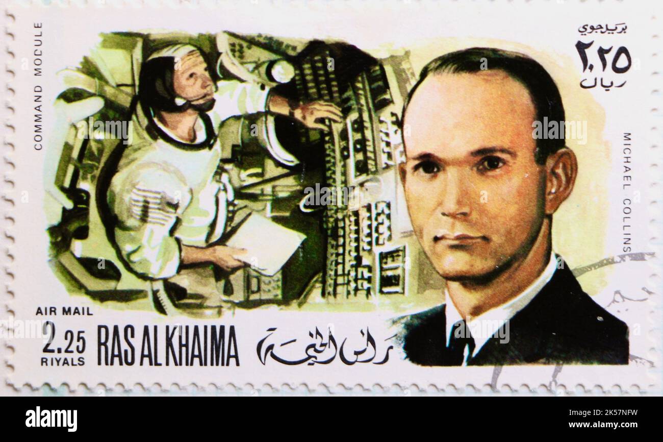 Foto einer Ras Al Khaima Briefmarke mit einem Porträt von Michael Collins und dem Innenraum des Kommandomoduls Apollo 11 1969 Stockfoto