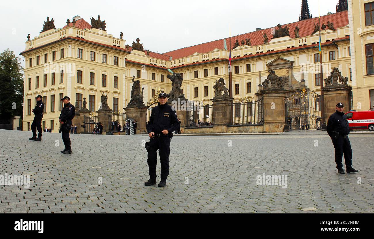 Sicherheitsvorkehrungen bei der ersten Sitzung der neuen politischen Vereinigung der Europäischen Politischen Gemeinschaft (EPC) am 6. Oktober 2022 auf der Prager Burg, Stockfoto