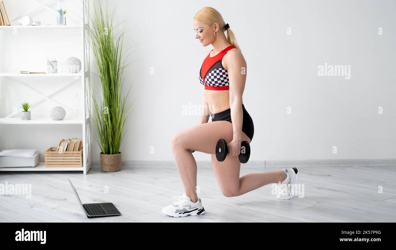 Gewichtstudio athletische Frau Online-Training zu Hause Stockfoto