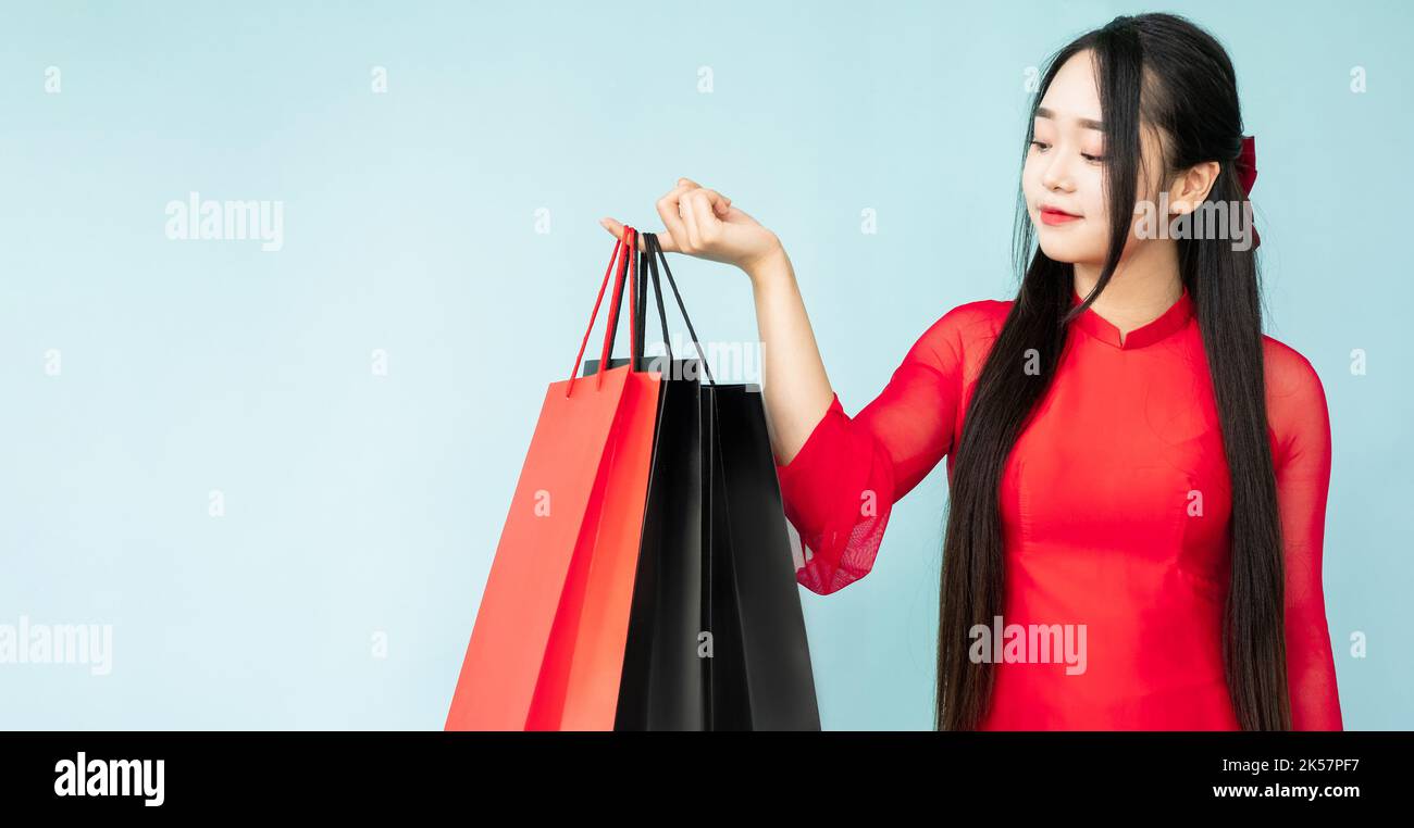 Shopping Banner Saison Verkauf Frau hält Taschen Stockfoto