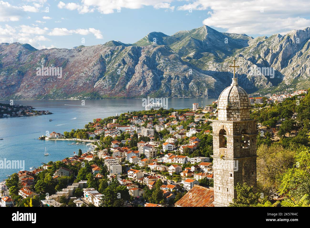 Luftaufnahme mit der Bucht von Kotor und den Dächern der Altstadt. Kirche unserer Lieben Frau von Heilmittel in der Festung von Kotor, Boka Kotorska, Montenegro. Stockfoto