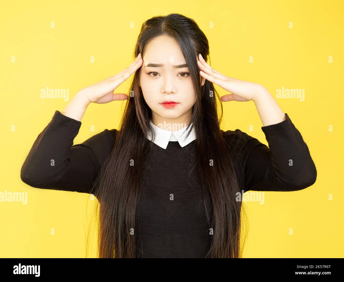 Kopfschmerzen Schmerzen Stress Druck überwältigt Frau Stockfoto