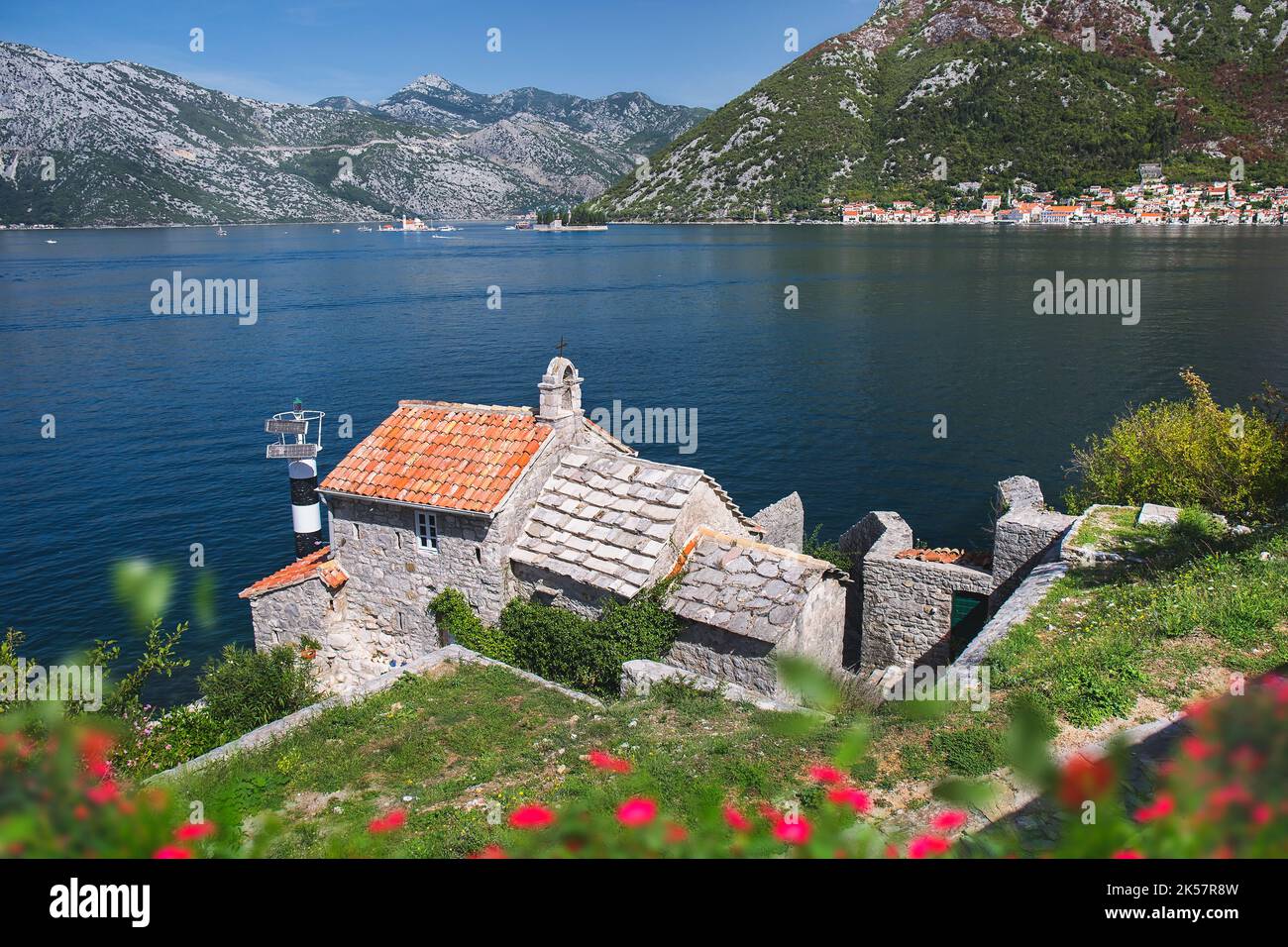 Schöner Blick auf die Bucht von Boka Kotorska und die Kirche Gospa od Anđela (Unsere Liebe Frau der Engel), Lepetane, Montenegro Stockfoto