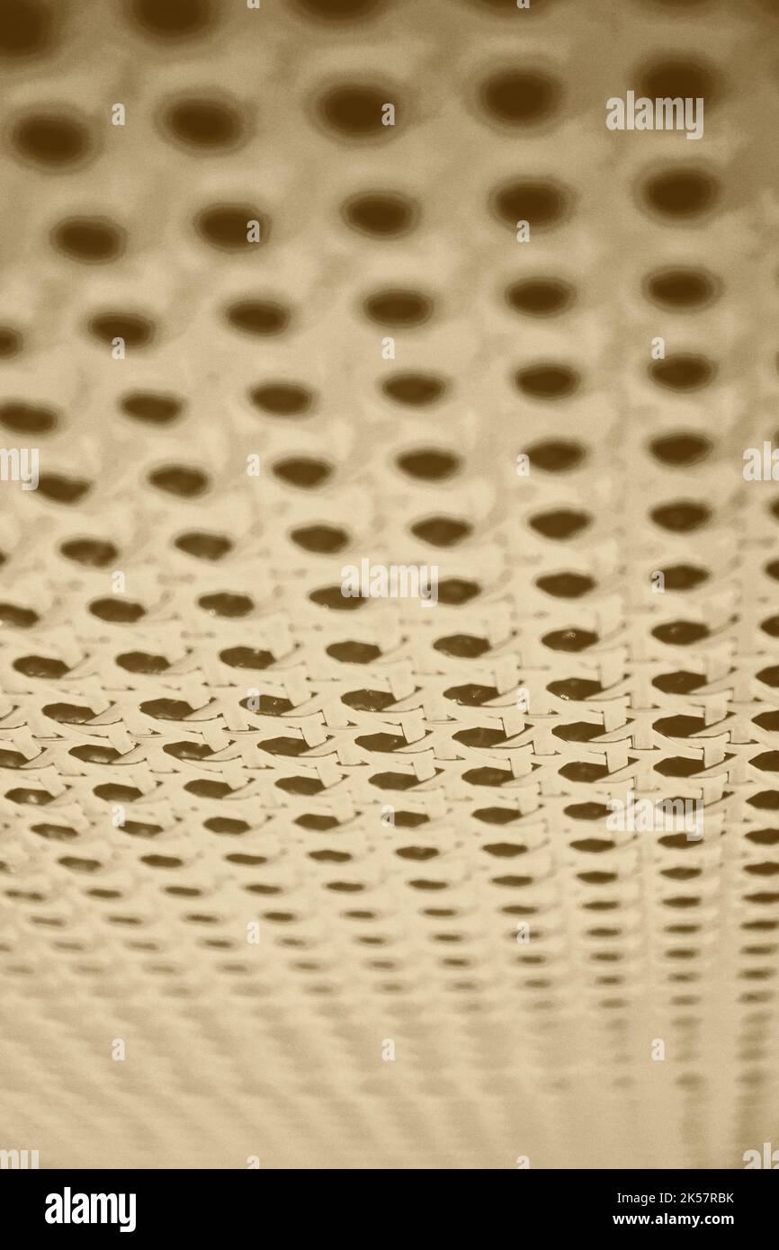 Vertikale beige perforierte Oberfläche aus Audio-Textil. Abstrakte Hintergründe und Texturen Stockfoto