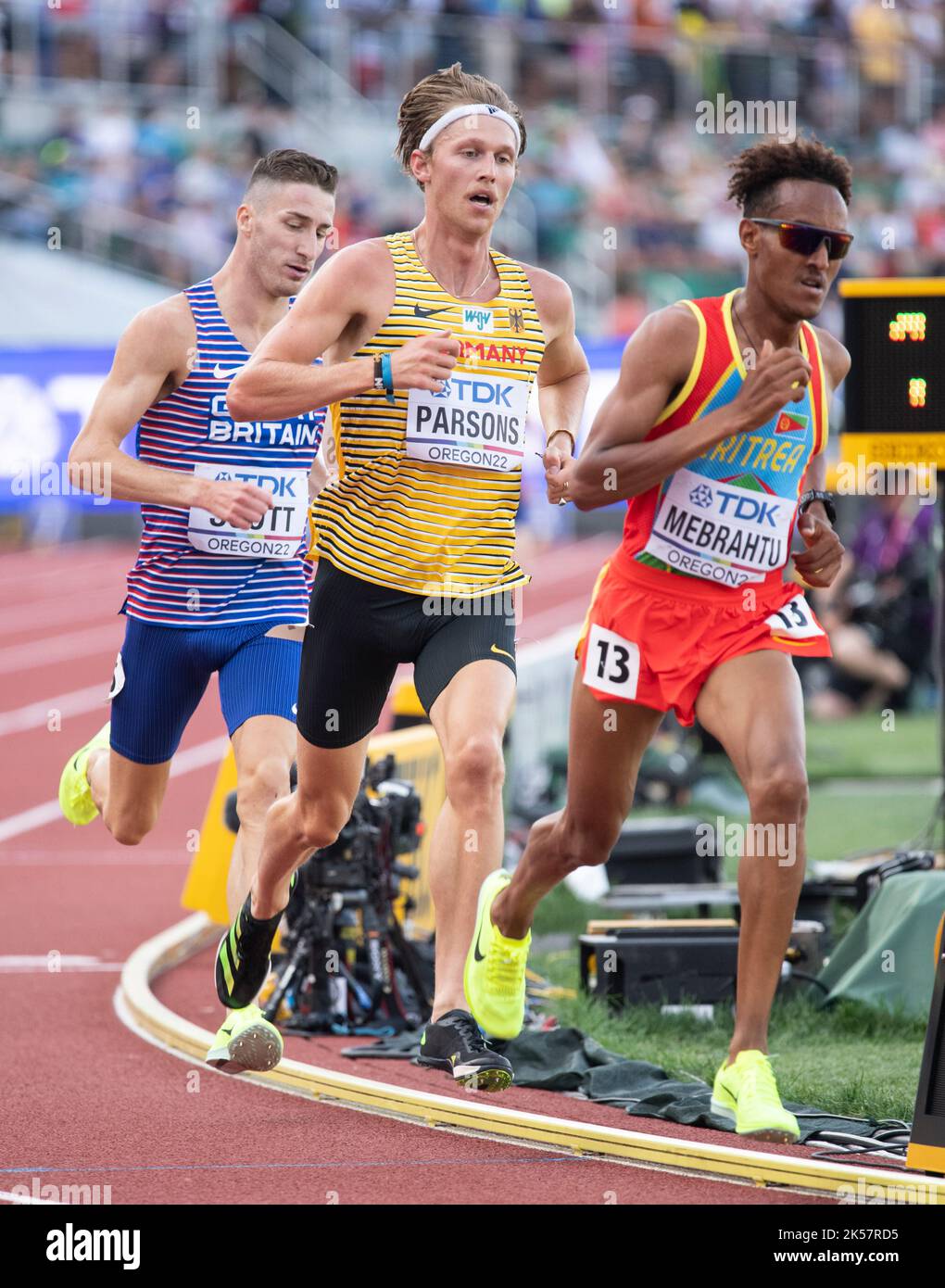 Sam Parsons und Merhawi Mebrahtu kämpfen bei den 5000m Läufen der Männer bei den Leichtathletik-Weltmeisterschaften, Hayward Field, Eugene, Oregon, USA, am 21s Stockfoto