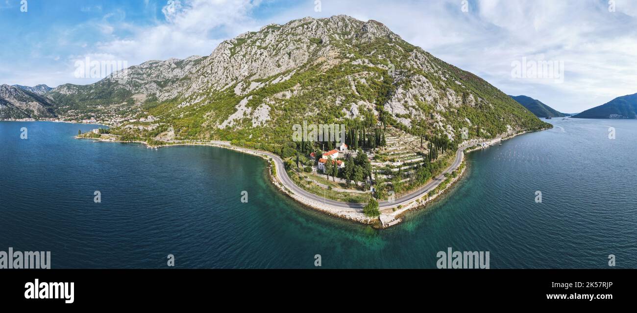 Die Bucht von Boka Kotorska - Montenegro. Luftaufnahme des Klosters Banja zwischen den Städten Risan und Perast und Adria, Montenegro Stockfoto