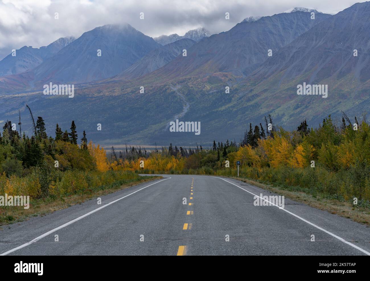 Der Alaska Highway, südöstlich, etwa 12 Kilometer nordwestlich von Haines Junction, Yukon, Kanada. Stockfoto