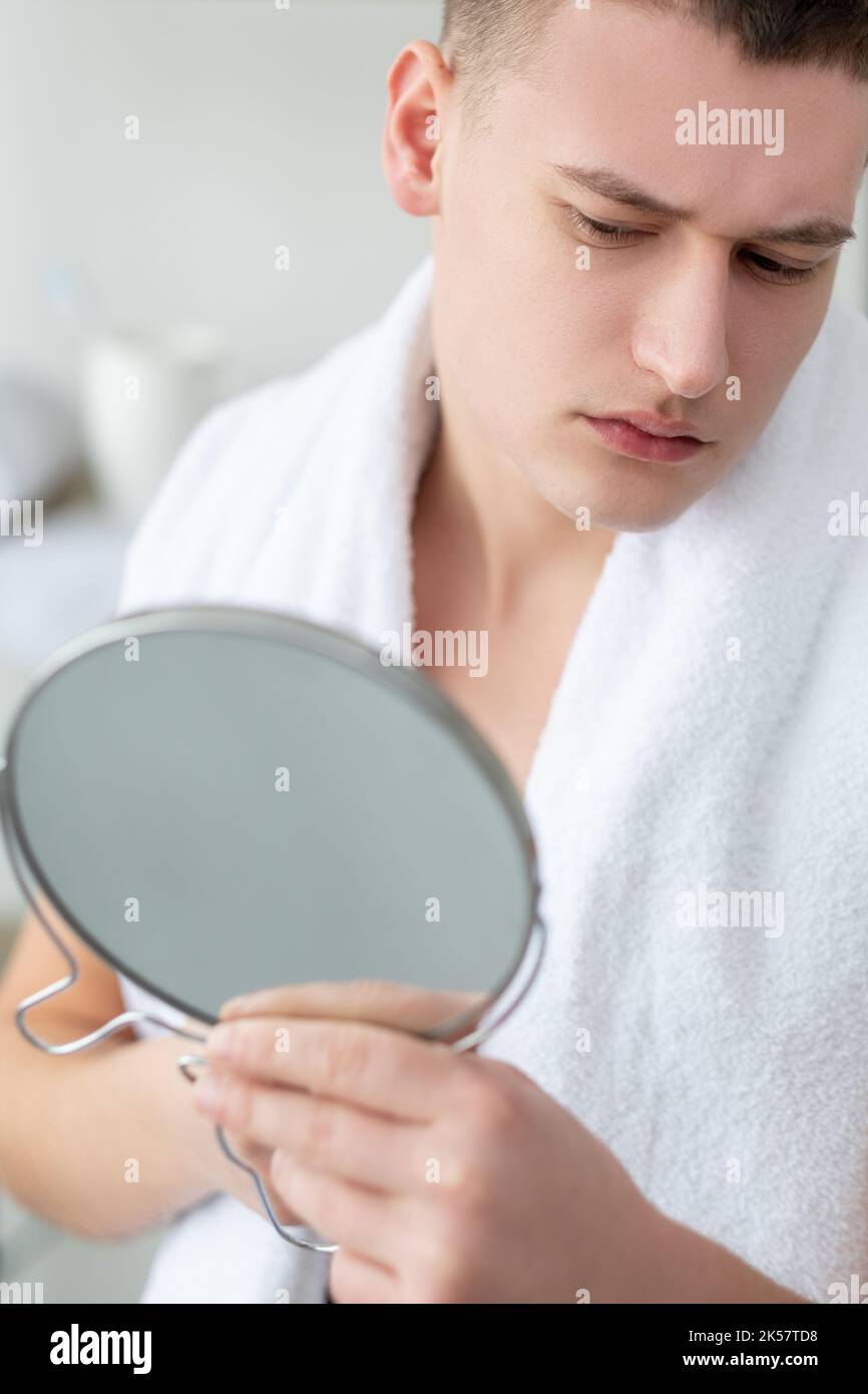 Empfindliche Haut Gesichtspflege nach der Rasur Mann Spiegel Stockfoto